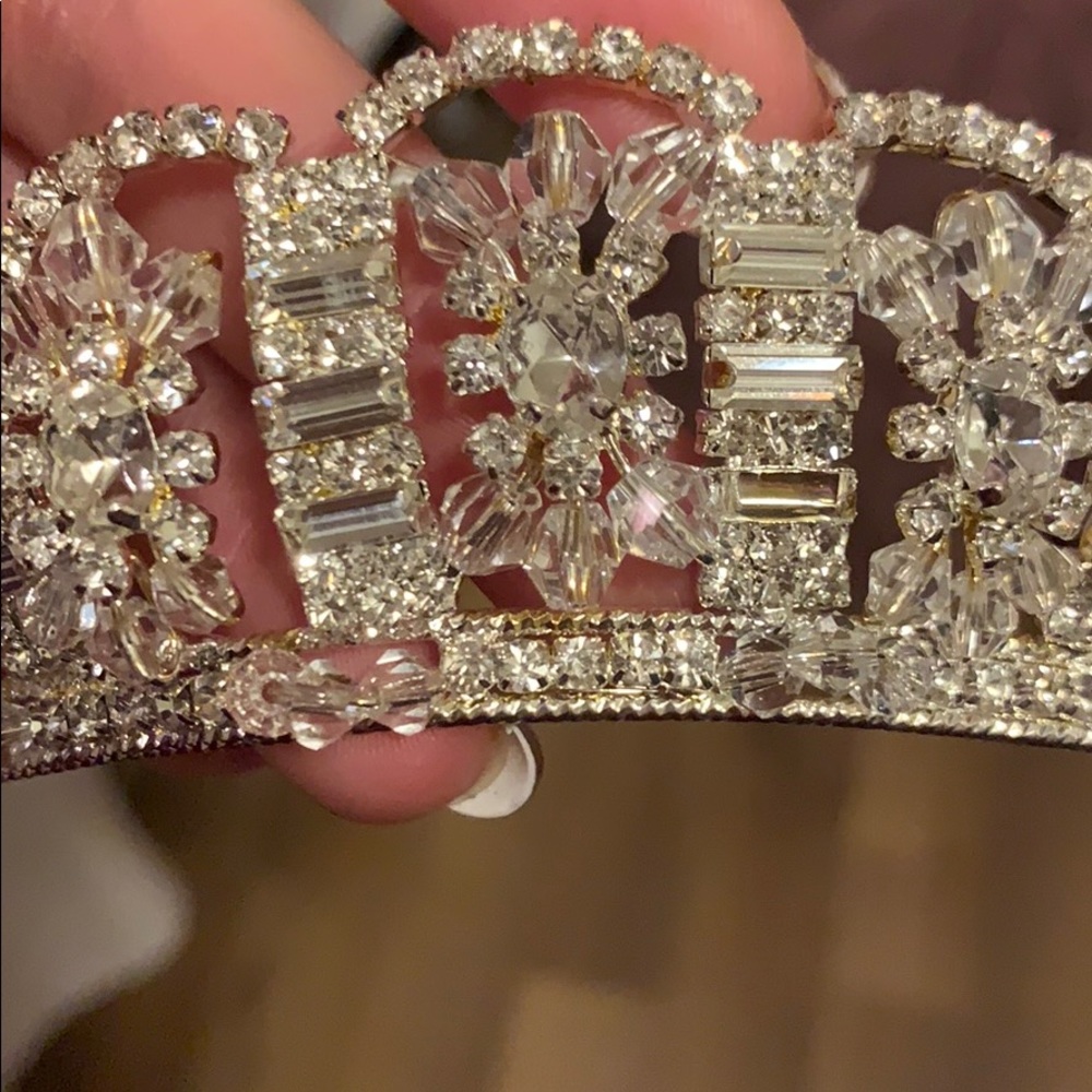 Crown - Picture 5 of 6